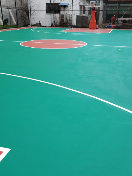 三角镇 球场长期使用易出现地面开裂